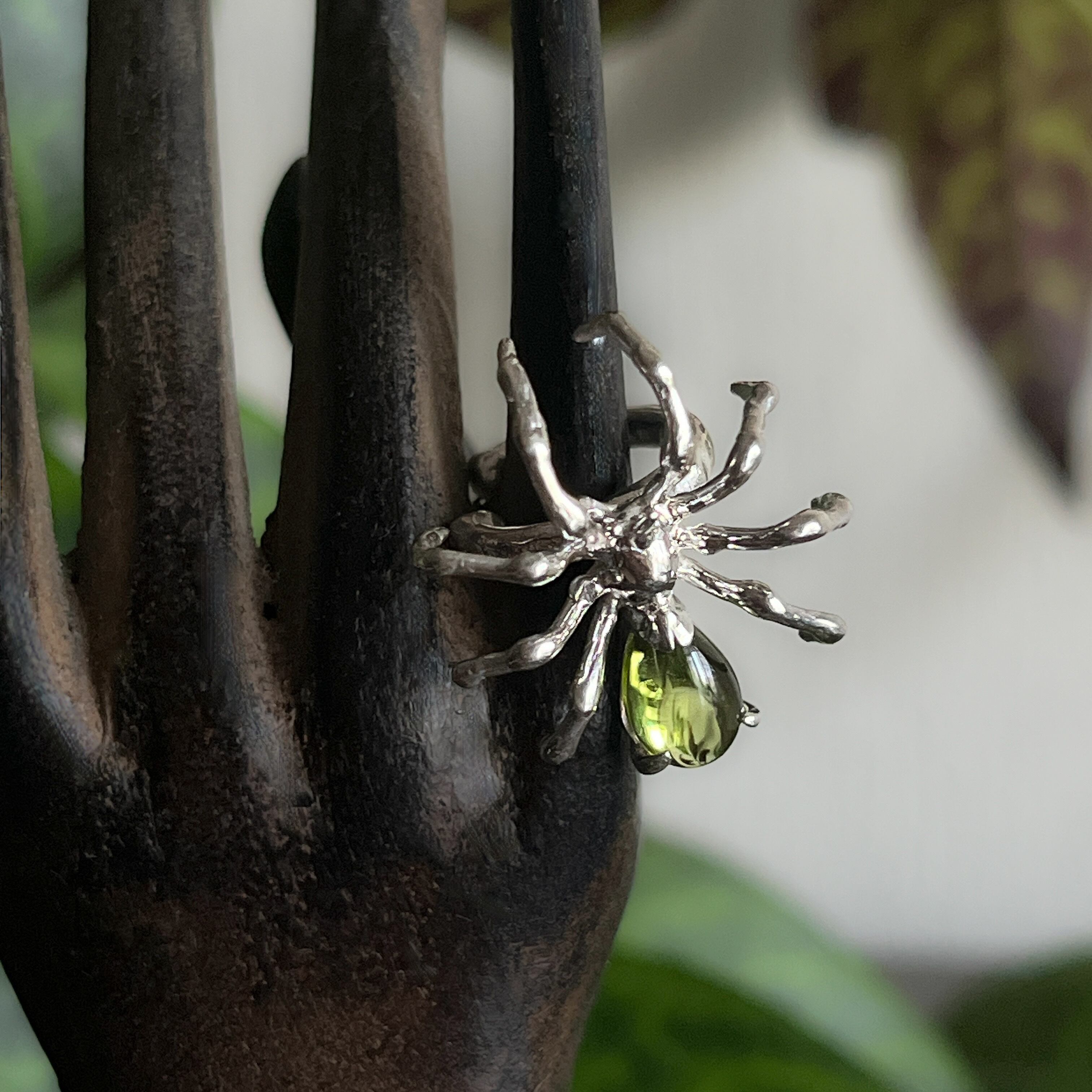 Spider Ear Cuff -Peridot / 蜘蛛のイヤーカフ・ペリドット