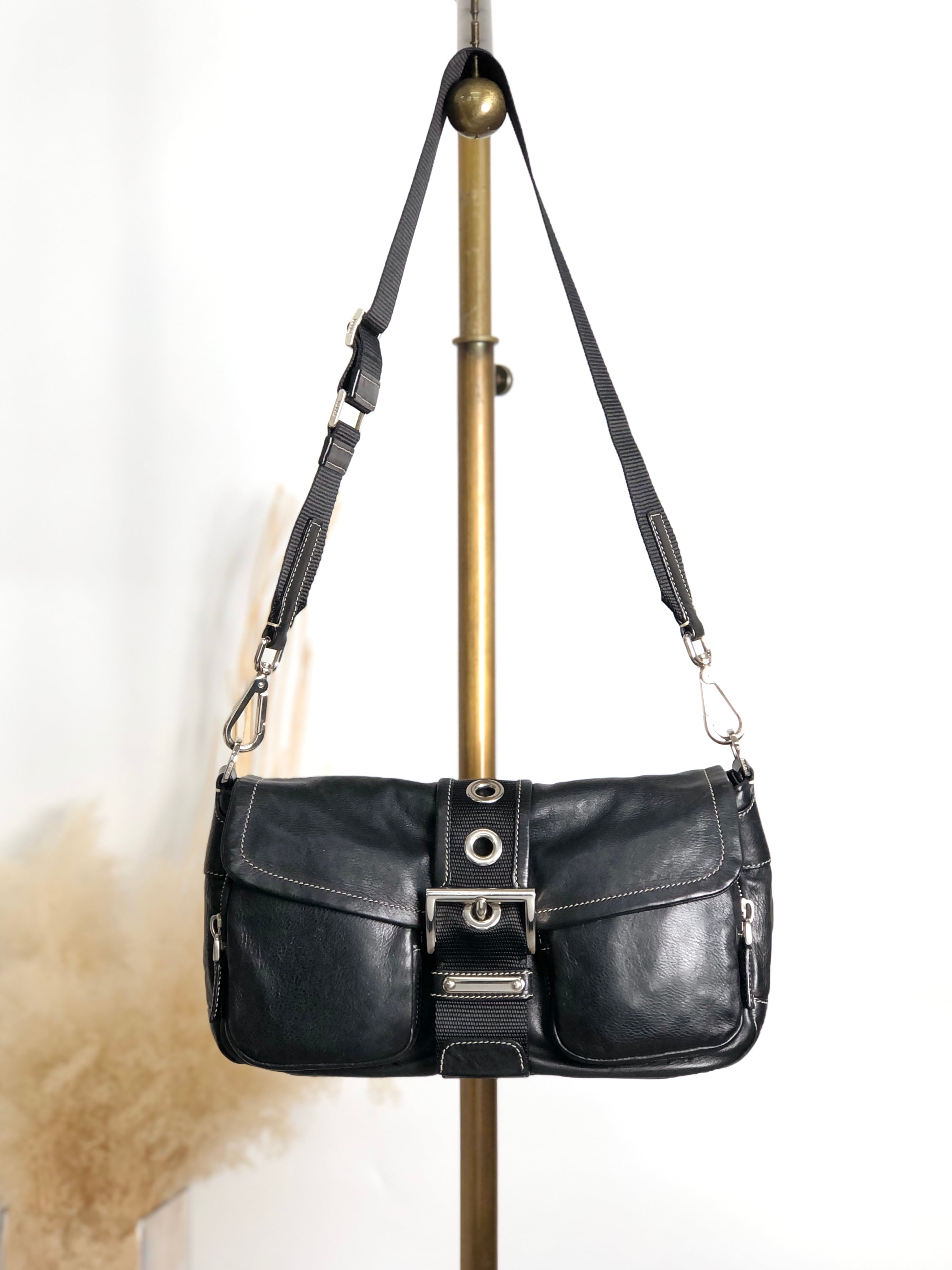 PRADA プラダ ショルダーバッグ ブラック フロントバックル レザー