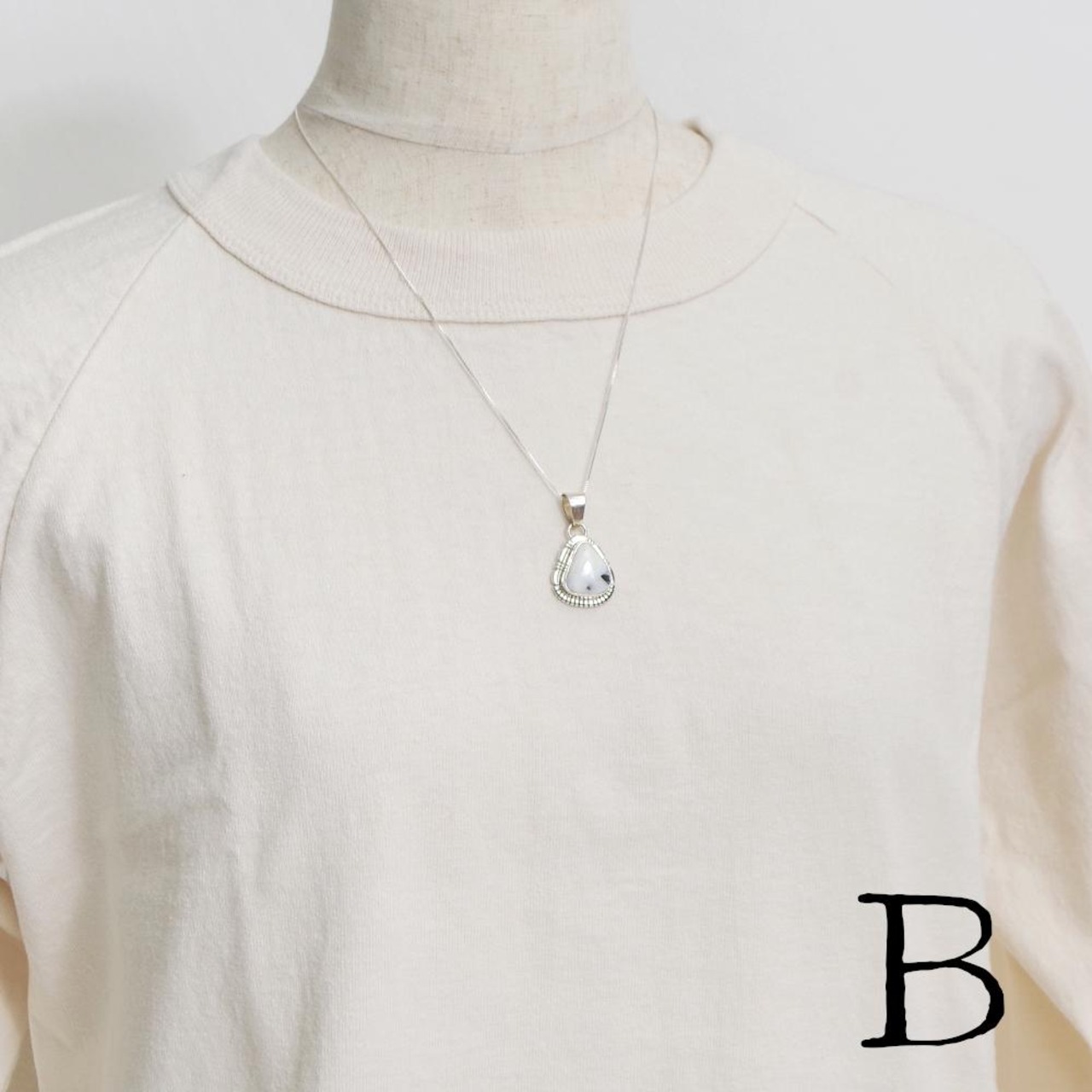 【INDIAN JEWELRY インディアンジュエリー】Navajo WHITE BUFFALO pendant Nila Johnson ナバホ ホワイトバッファローペンダント ニラ・ジョンソン作
