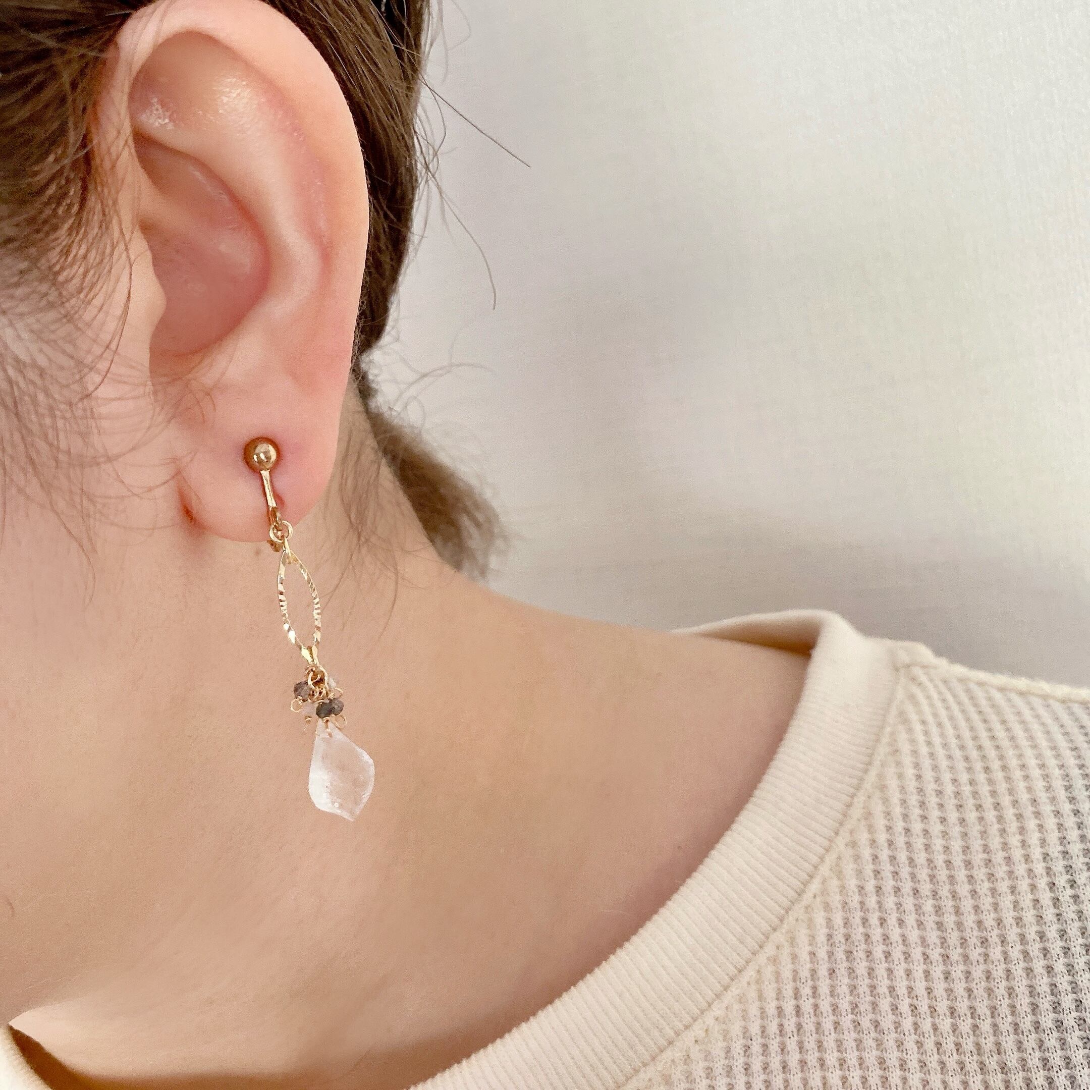 すりガラスみたいな水晶とトルマリンのイヤリング／ピアス | Chourina