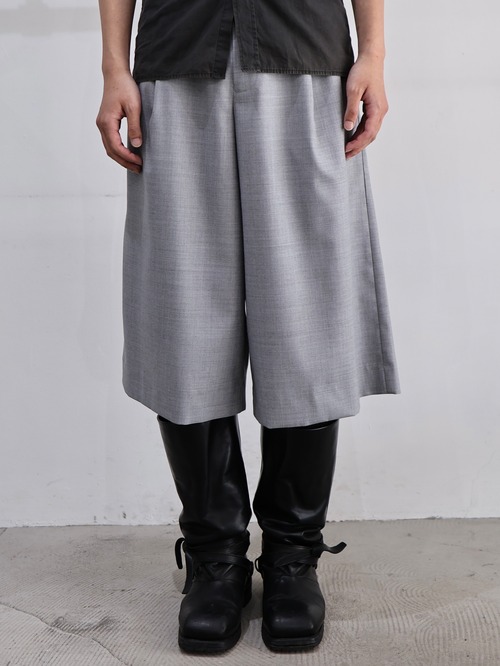 【+(plūs）】1-tuck wool wide shorts grey