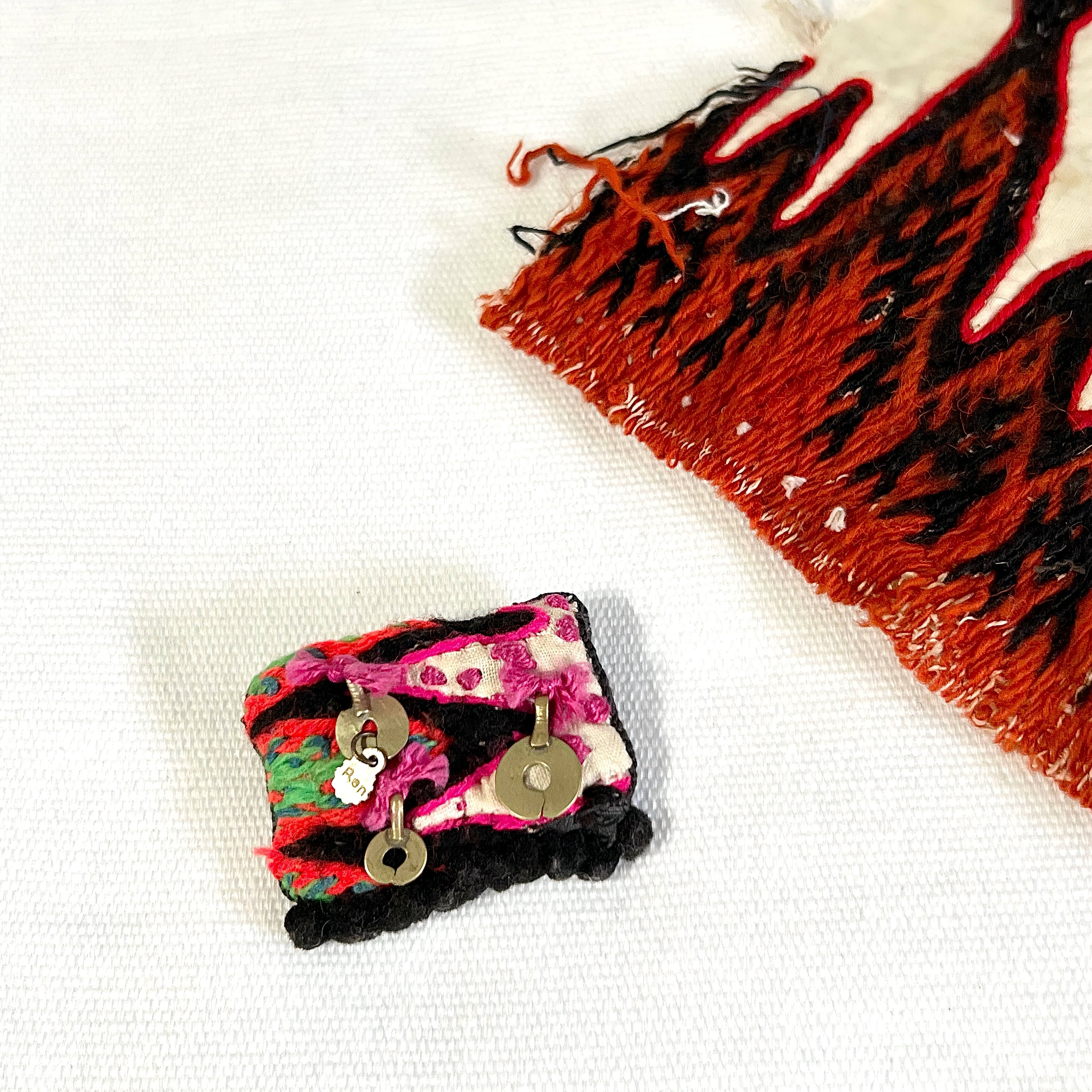 民族手仕事古布 刺繍／織り・蝋染め・刺繍の融合美／一点物 embroidery 民族手仕事古布 刺繍／織り・蝋染め・刺繍の融合美／一点物 embroidery