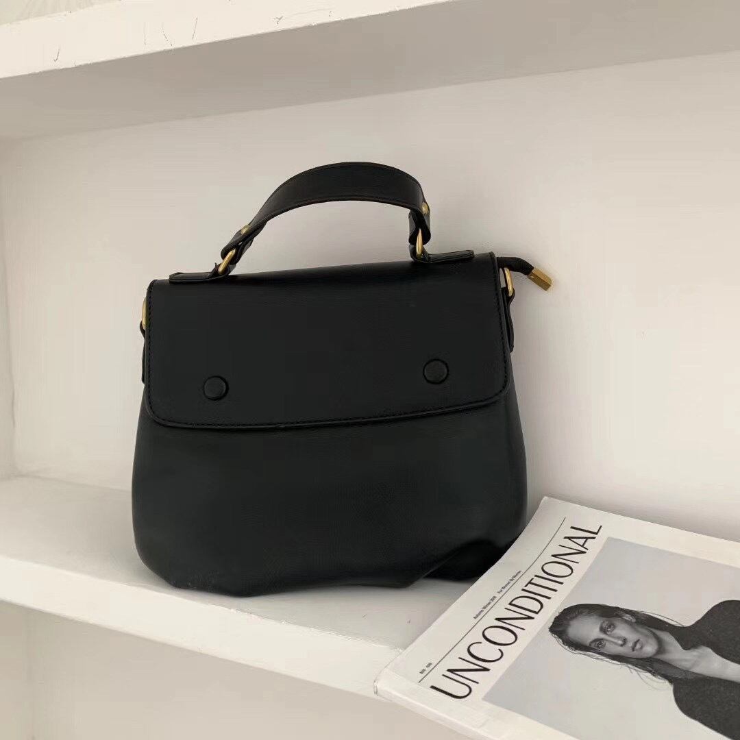 フラップハンドバッグ