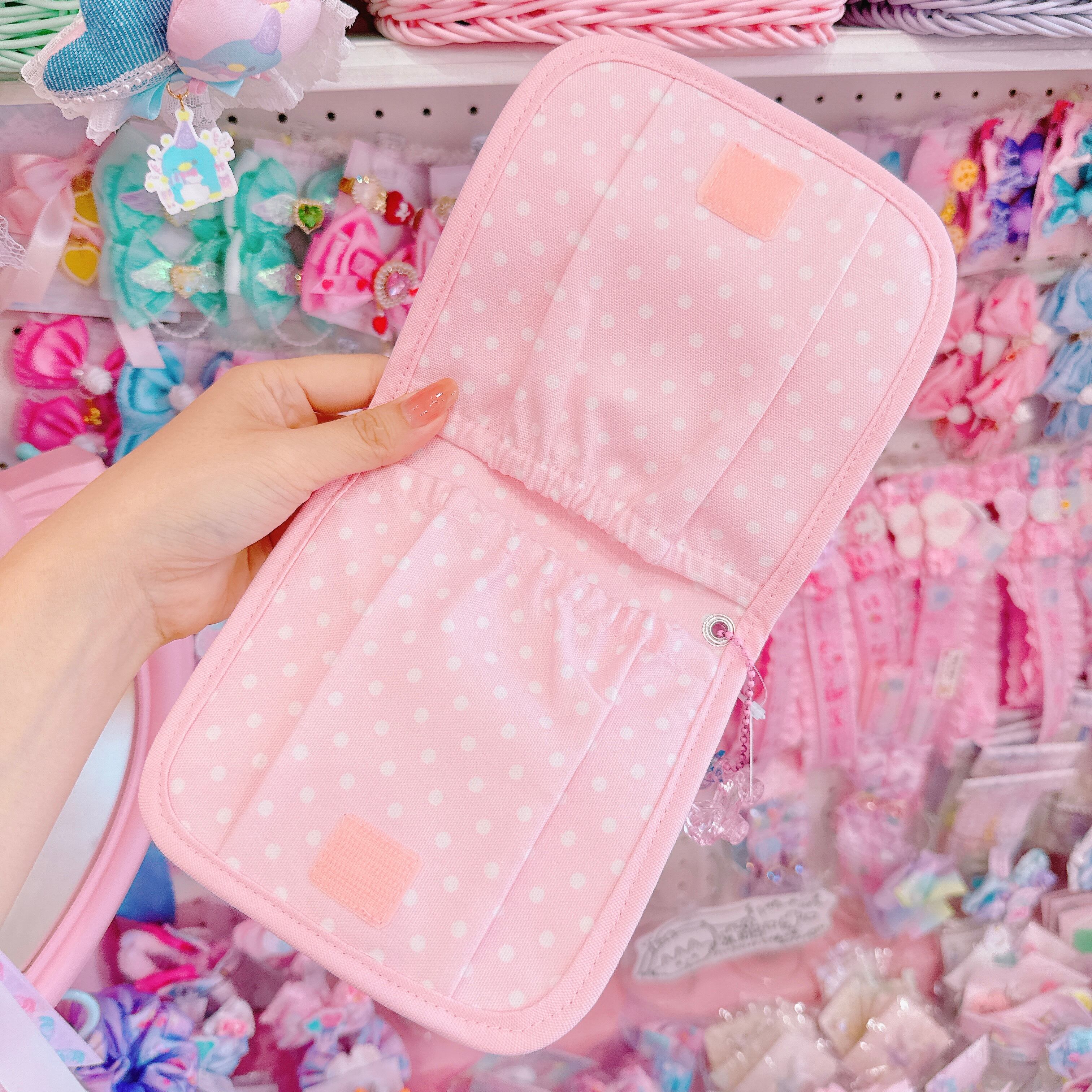 【E3】81-18チャーム付きサニタリーケース