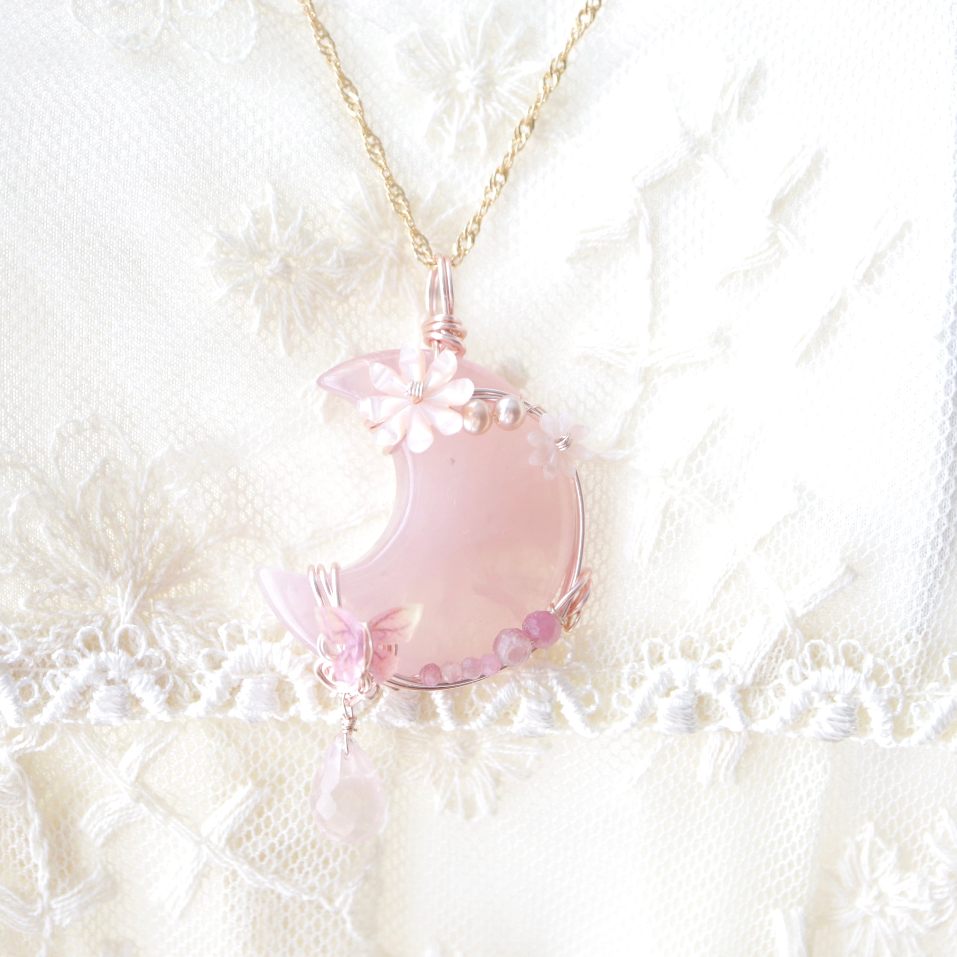 ローズクォーツの三日月ペンダントトップ《春の夜に咲いた、恋の満月