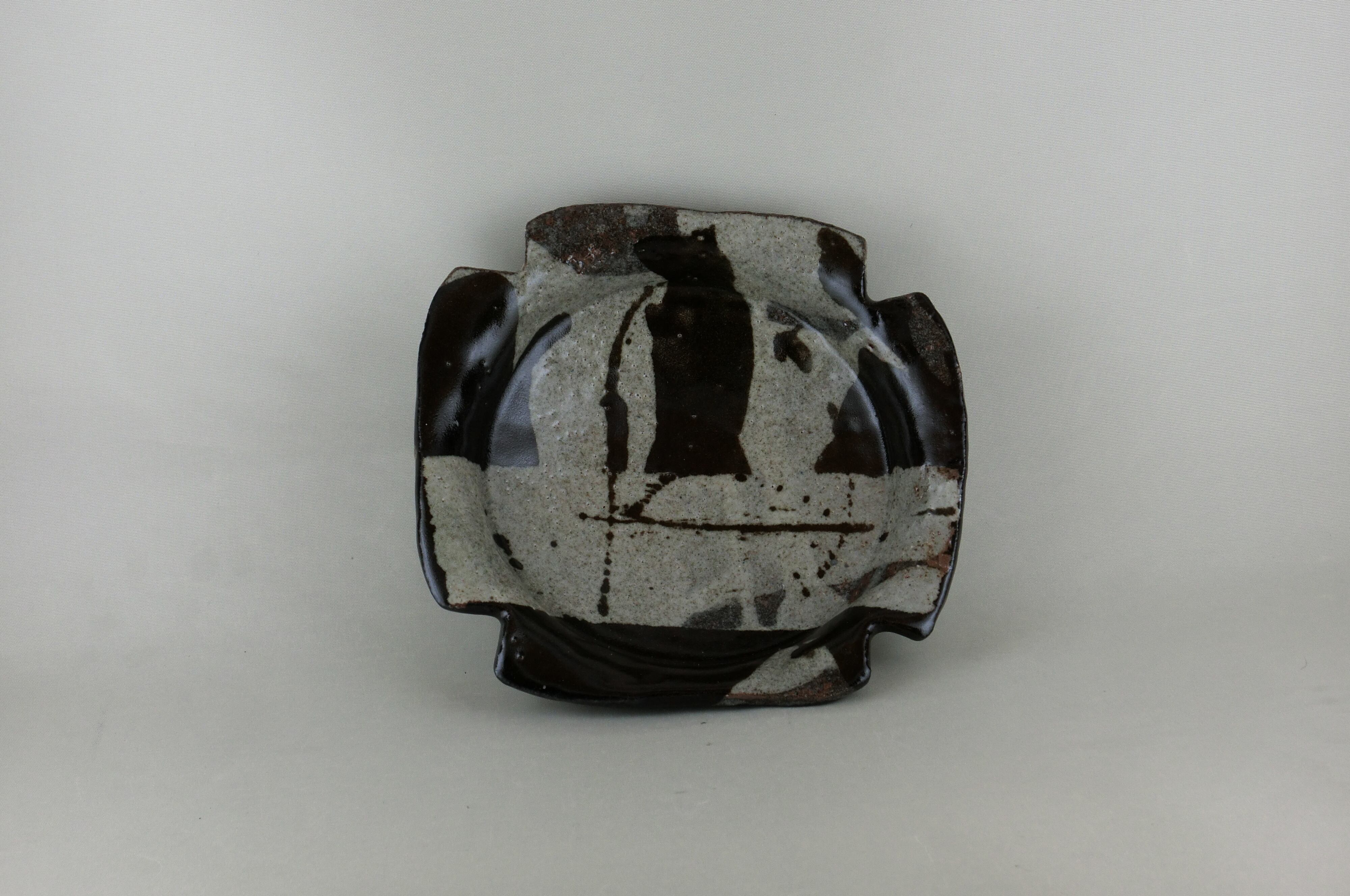 黒織部隅切　六寸鉢