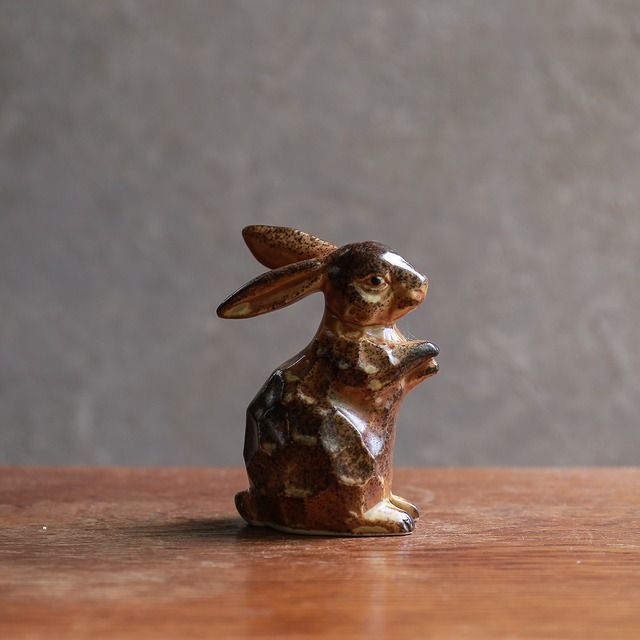 立ってこちらを見つめる、陶器のウサギ