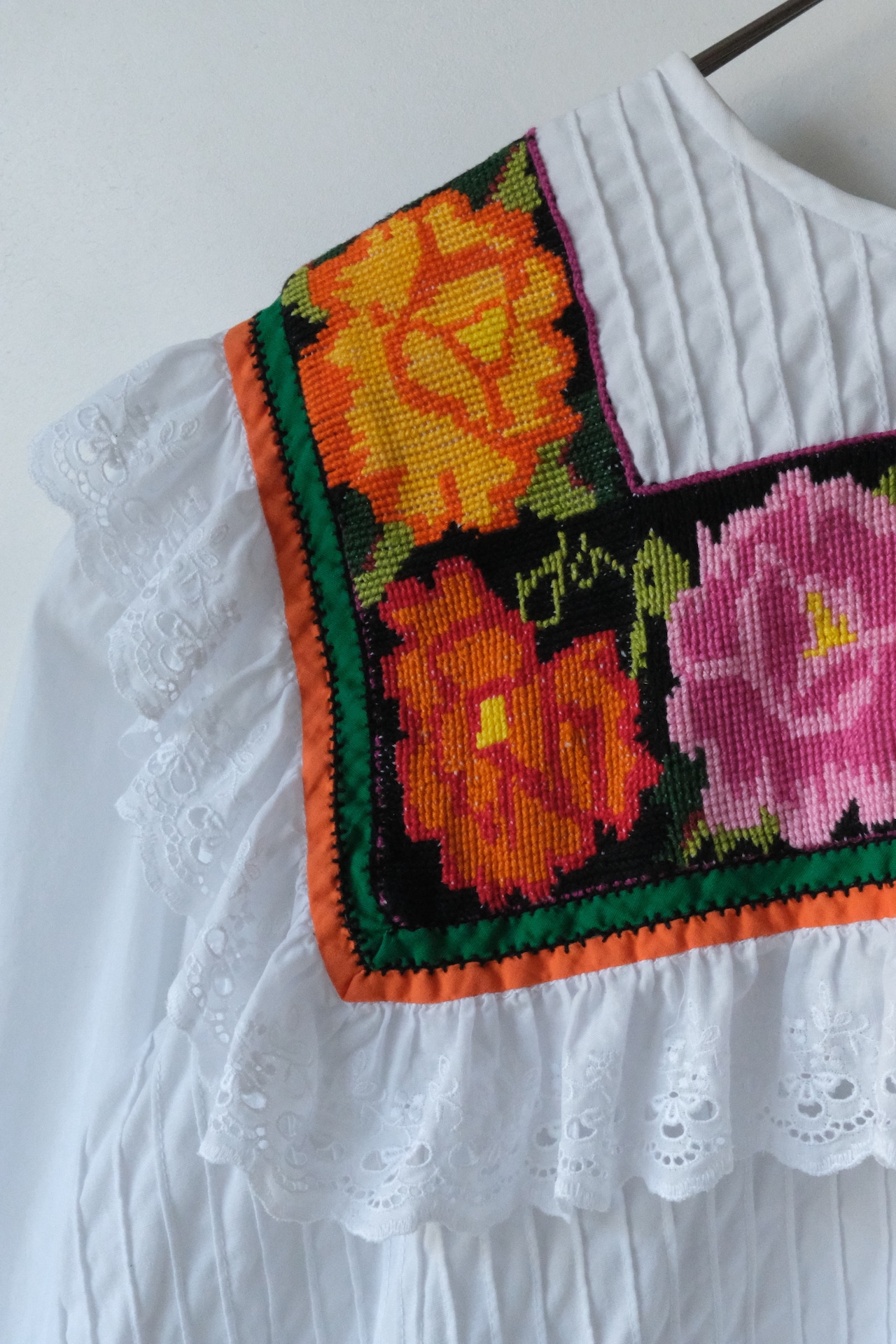 Folklore style foral embroidered blouse
