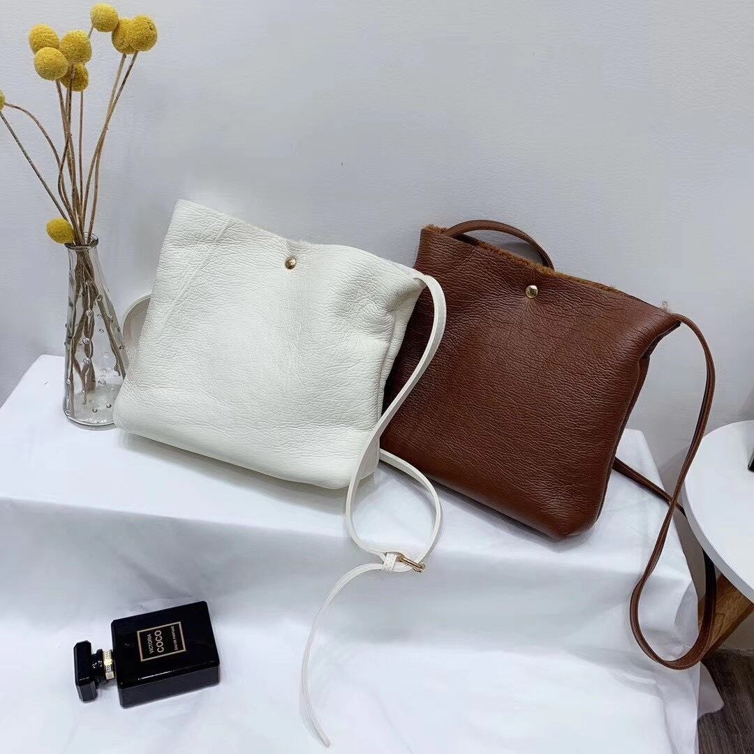 シンプルショルダーバッグ