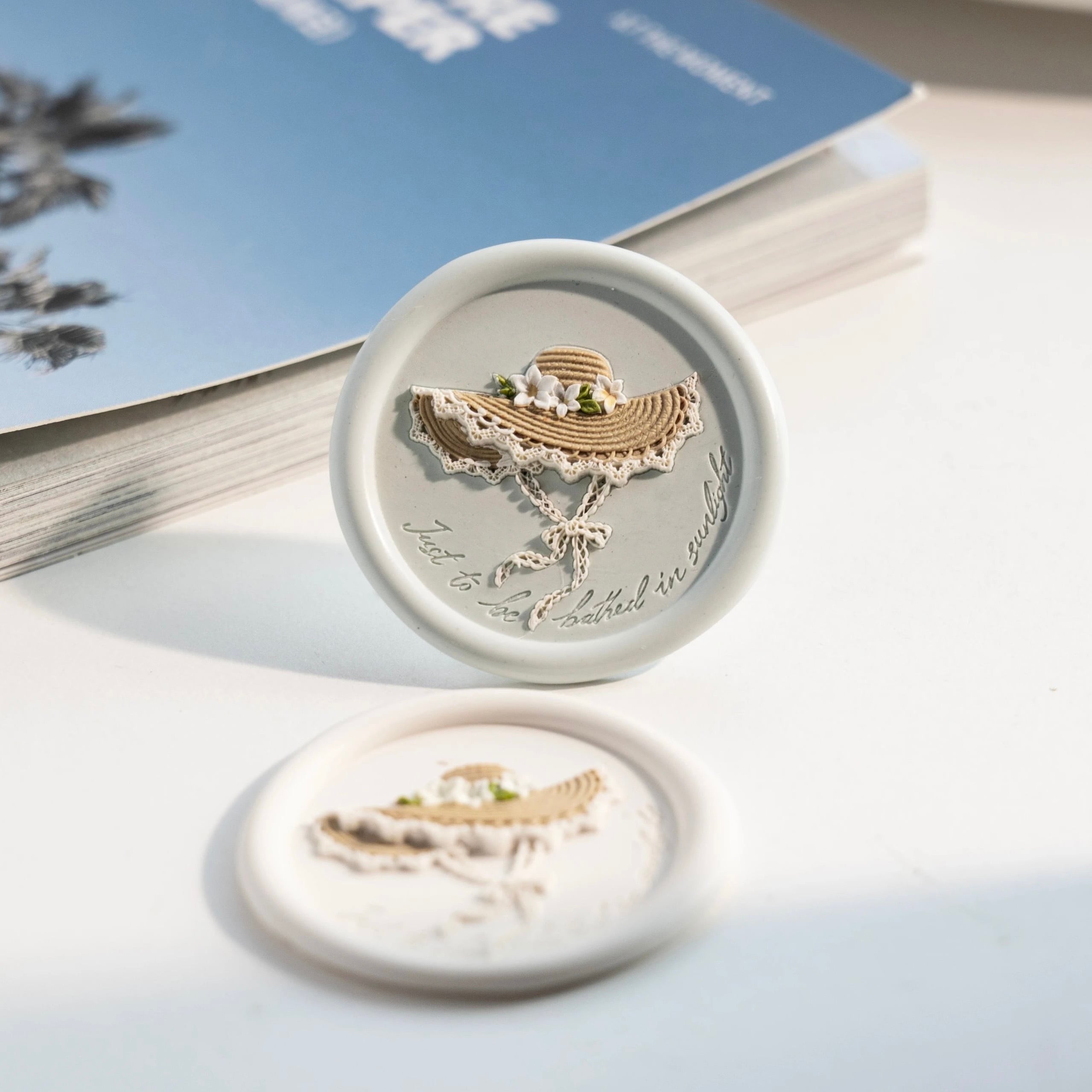 風に揺れる麦わら帽子|Straw Hat in the Breeze 28mm・シーリングスタンプ