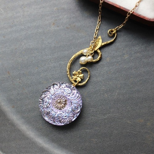 ボヘミアの森 / チェコガラスボタン　ペンダント・ネックレス　パープルの花　アンティークstyle
