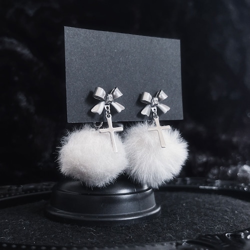 [2色展開] 聖夜のふわふわピアス/ ファー 白 黒 地雷 メンヘラ 病みかわ やみかわ オタク リボン 量産 14G 軟骨  シルバー かっこいい おしゃれ シンプル ゴシック ゴスロリ イヤリング