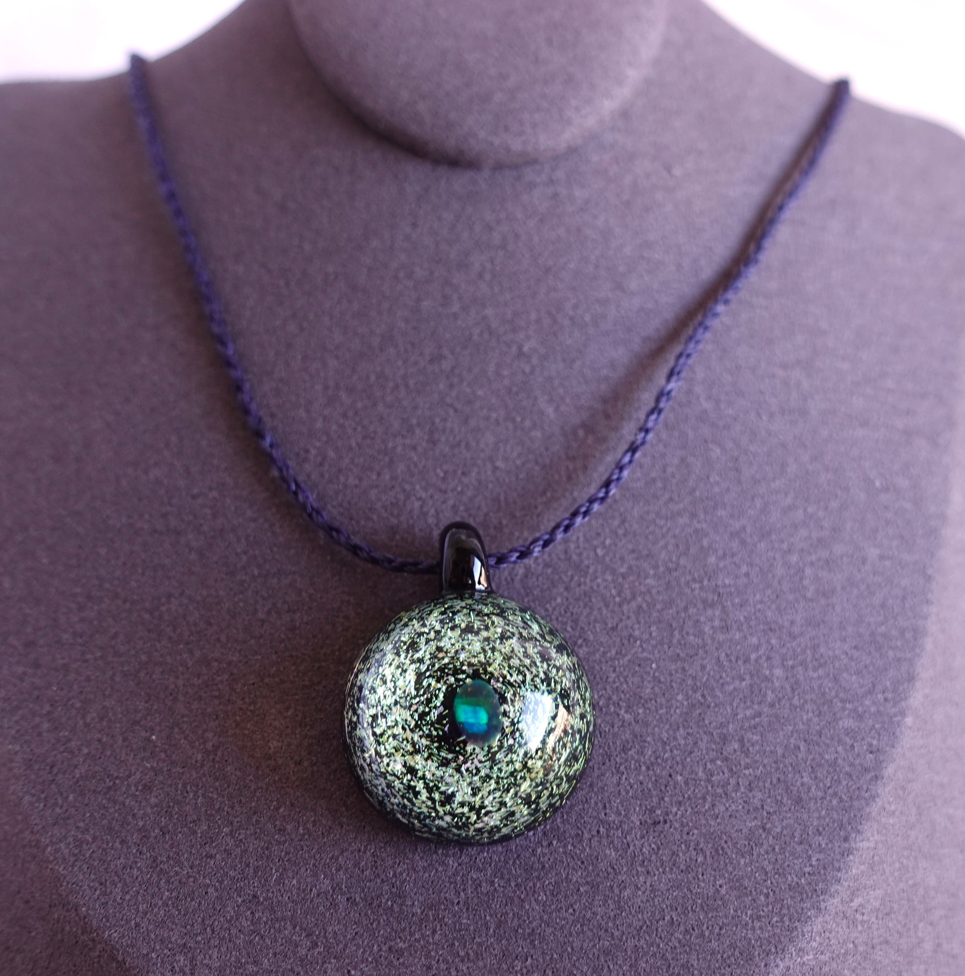 キラキラ ～宇宙のようなガラスの煌めき～ オパール入りペンダント