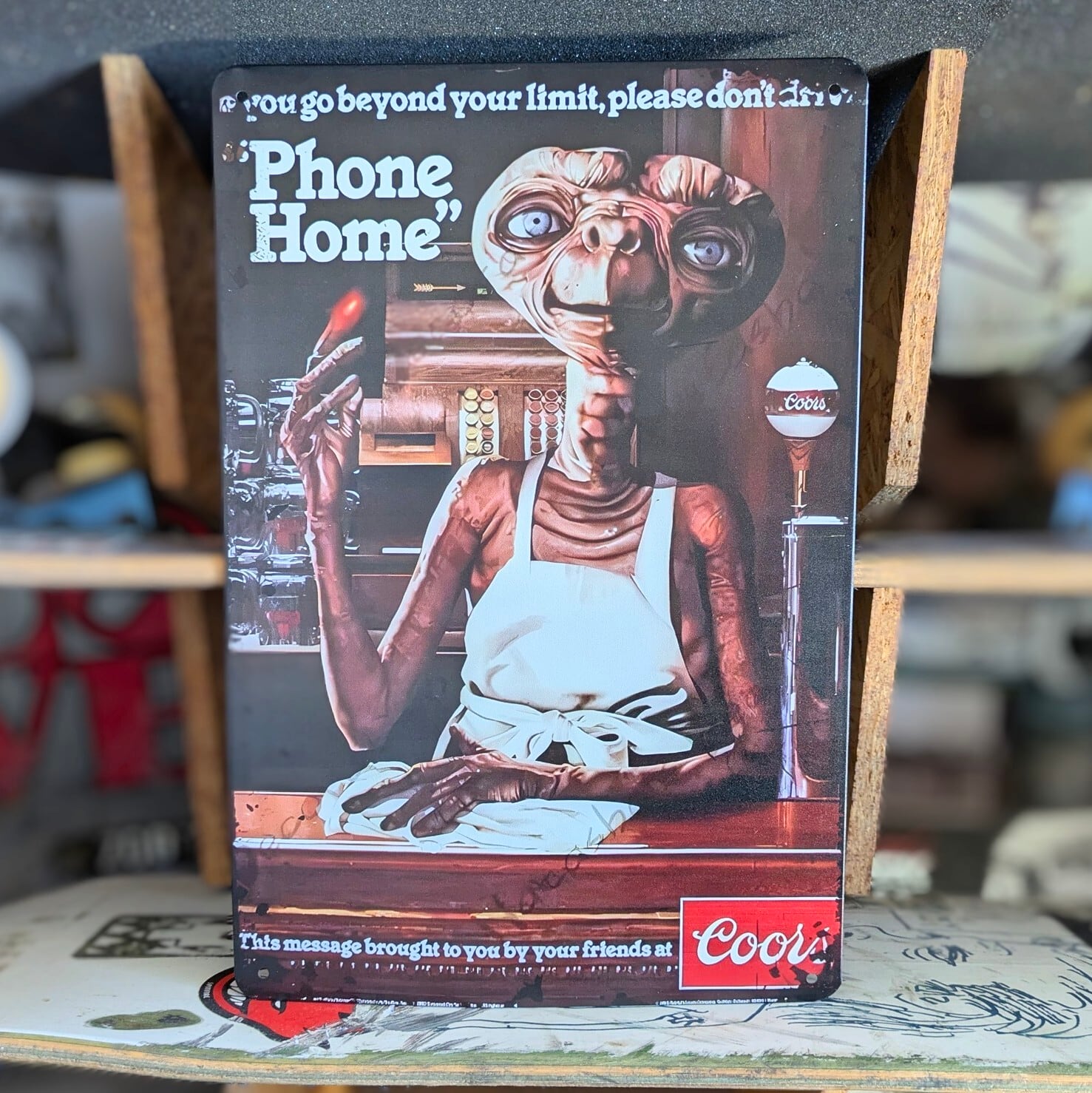 送料無料!ちょうどいいブリキ看板 【E.T.】『 Phone Home 』Coors社 / Coors Banquet / クアーズ 缶ビール / METAL SIGN / メタルサイン / ブリキ看板 / サインボード / ビンテージ加工〚アメリカン雑貨 アメトイ〛