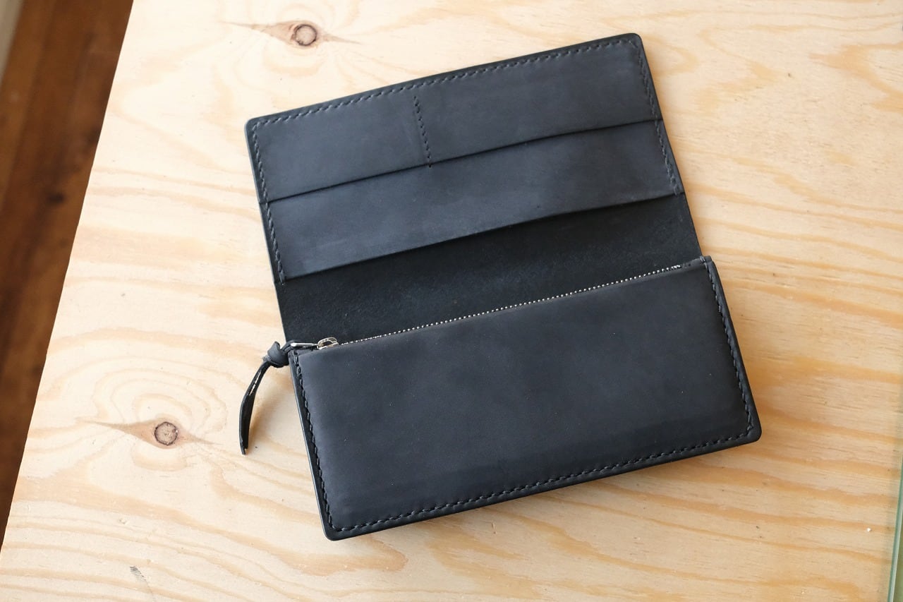 黒い牛革のオイルレザーを使った二つ折りの大容量な財布 | アリノハネ　- 北海道の革製品の店 - powered by BASE