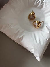 ハートビジューピアス