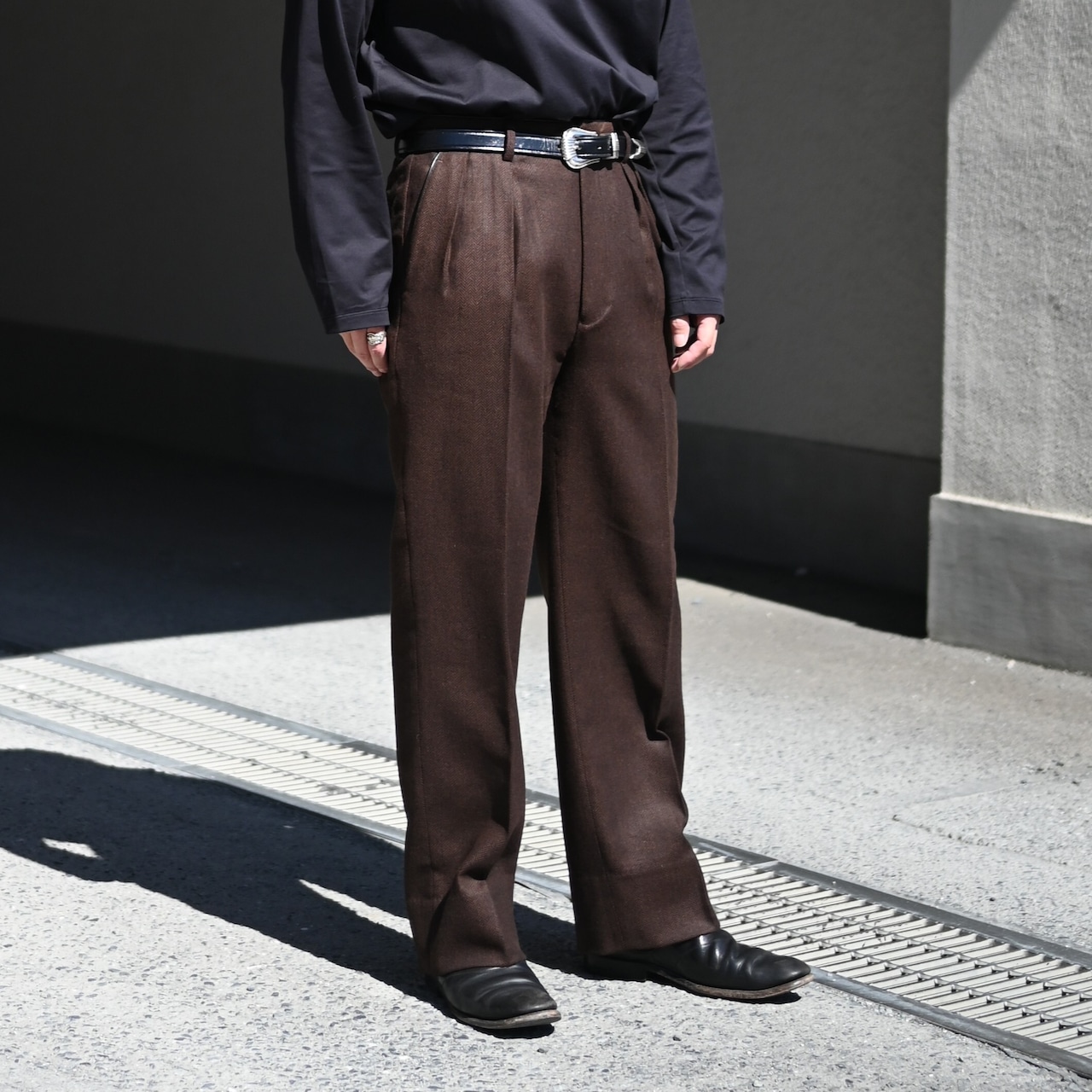 INTERIM / INDIA WOOL CLASSIC HERRINGBONE WITH LEATHER PIPING 2-TUCK STRAIGHT SLACKS