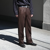 INTERIM / INDIA WOOL CLASSIC HERRINGBONE WITH LEATHER PIPING 2-TUCK STRAIGHT SLACKS