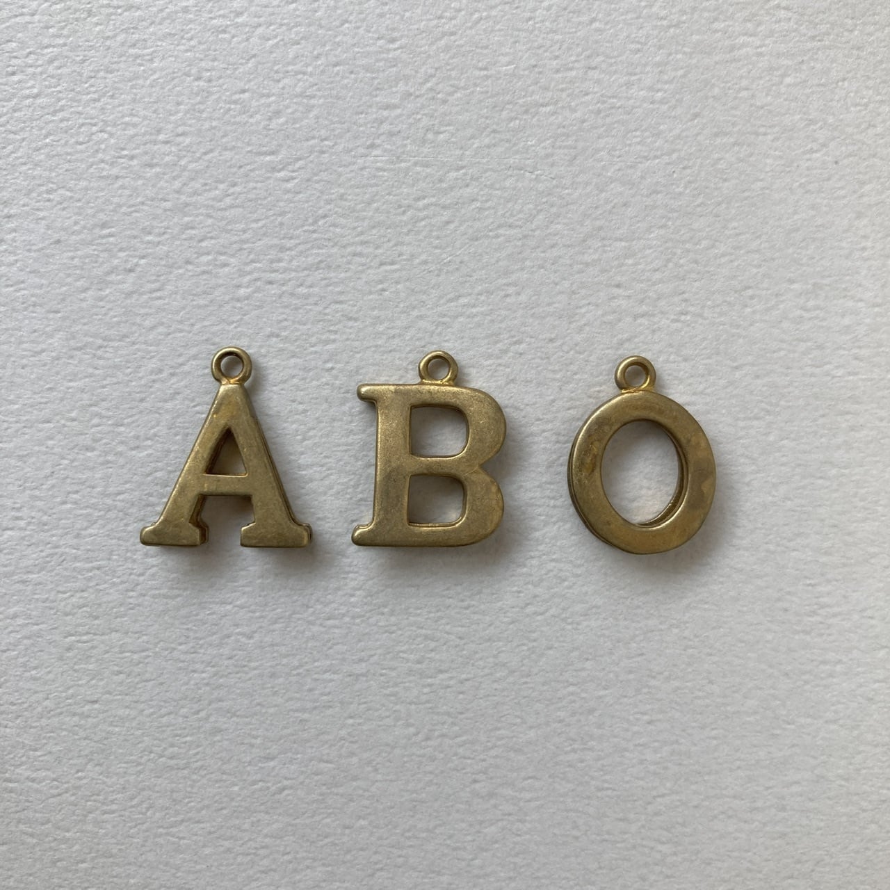 再入荷〉真鍮二又アルファベットチャーム | Dua-アクセサリーパーツ
