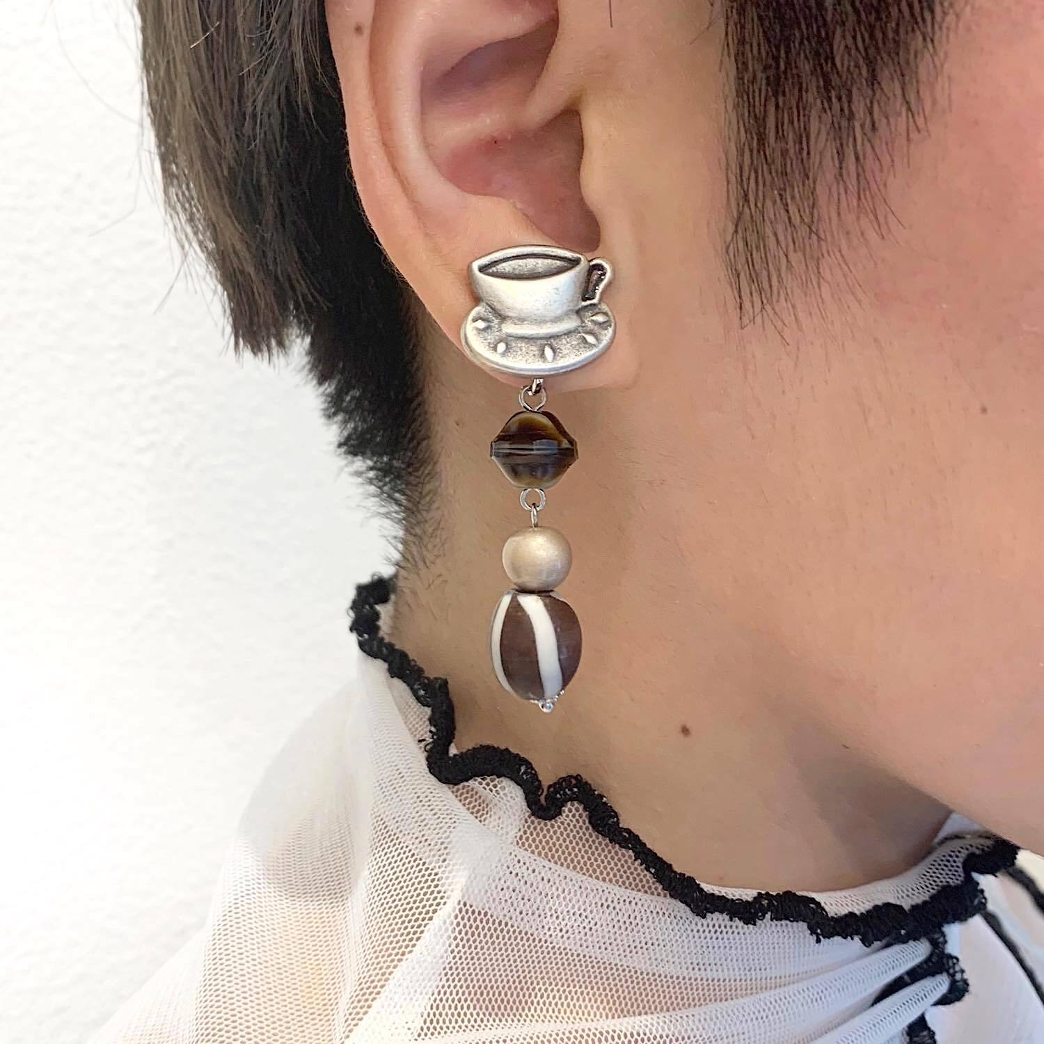 最終入荷〉フランスティーカップボタンのアシンメトリー〈ピアス