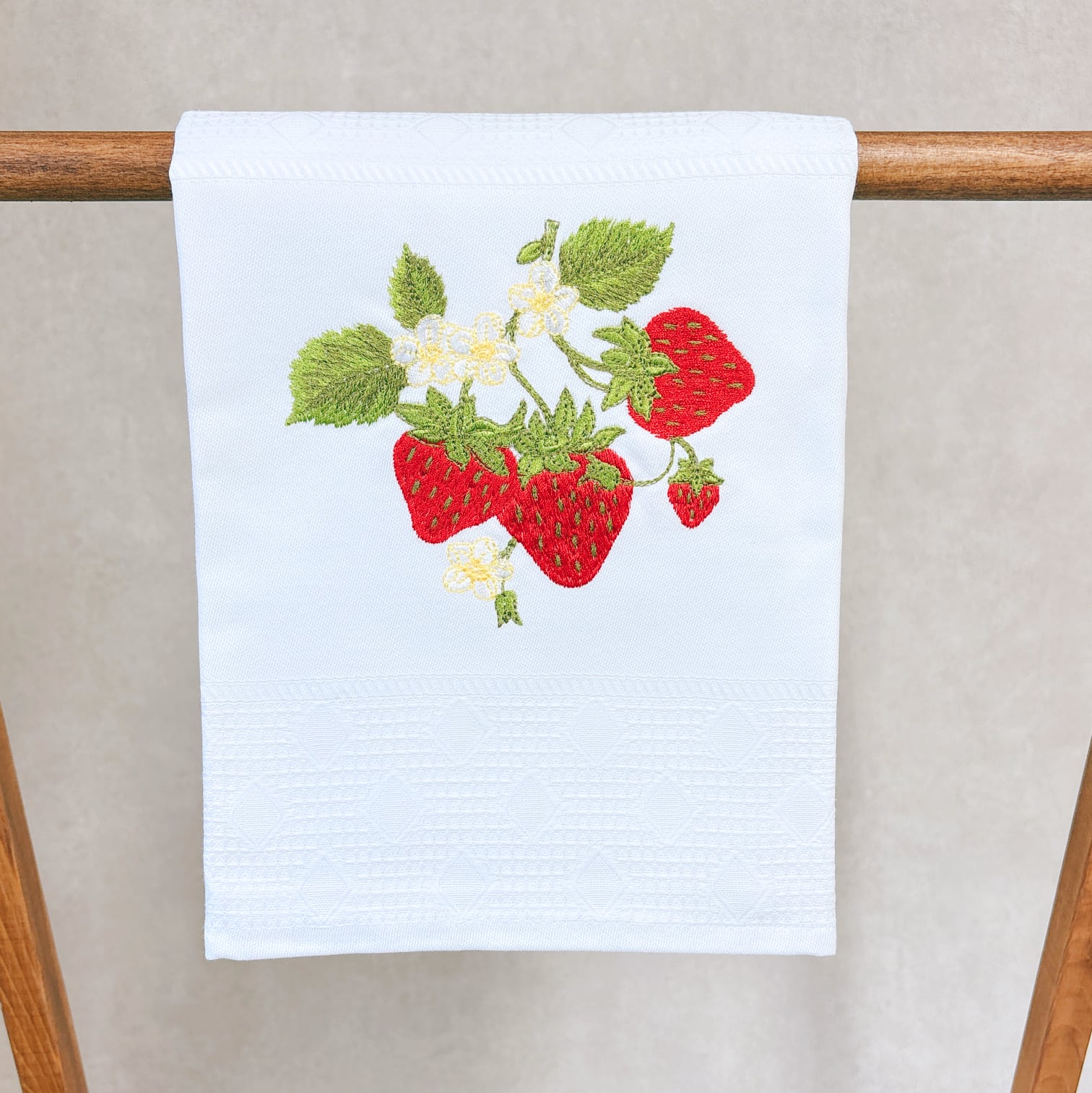 【刺繍のファブリック|いちご】キッチン・テーブルクロス、ランチョンマット、布巾