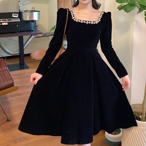 【送料無料】 ロングドレス ワンピース ドレス dress 衣装 パーティドレス ロング ロング丈 ひざ丈 膝下 袖あり 長袖 ラウンドネック Aライン フレア ベロア フォーマル エレガント 可愛い 大人可愛い きれいめ シンプル シック コンサバ 華やか 大人 上品 おしゃれ お洒落 レトロ こなれ感 高見え 高級感 フェミニン 無地 冬 30代 40代 レディース 女性用 ママ ママ服 デート お出かけ 女子会 お呼ばれ 休日 お茶会 授業参観 結婚式 二次会 パーティ 演奏会 黒 ブラック