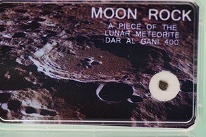 隕石☆月の石（MOON　ROCK)