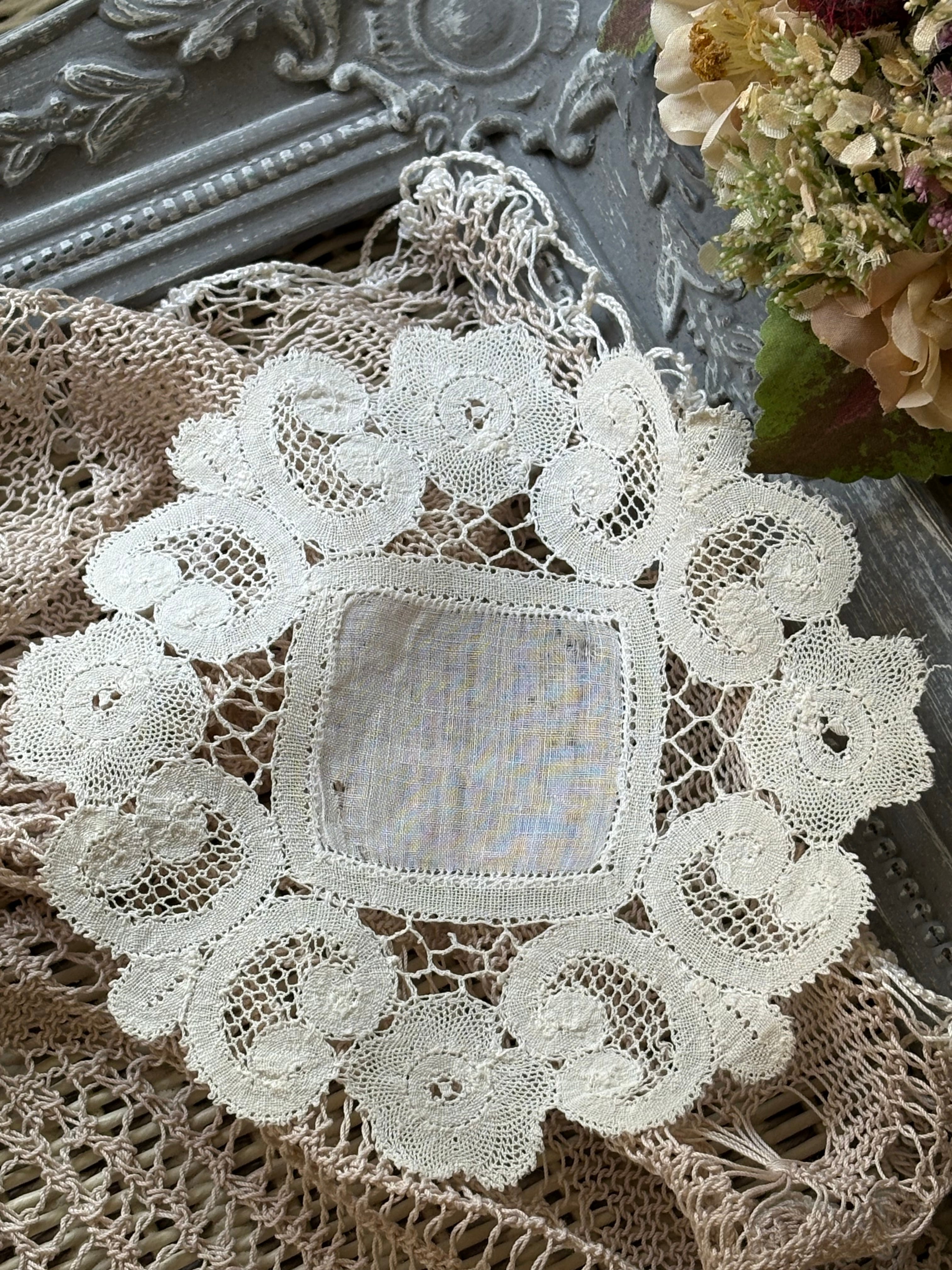 フランスアンティーク ドイリー 約13.5cm フラワー・パピヨンモチーフ 敷物 ハンドメイドパーツ 額装