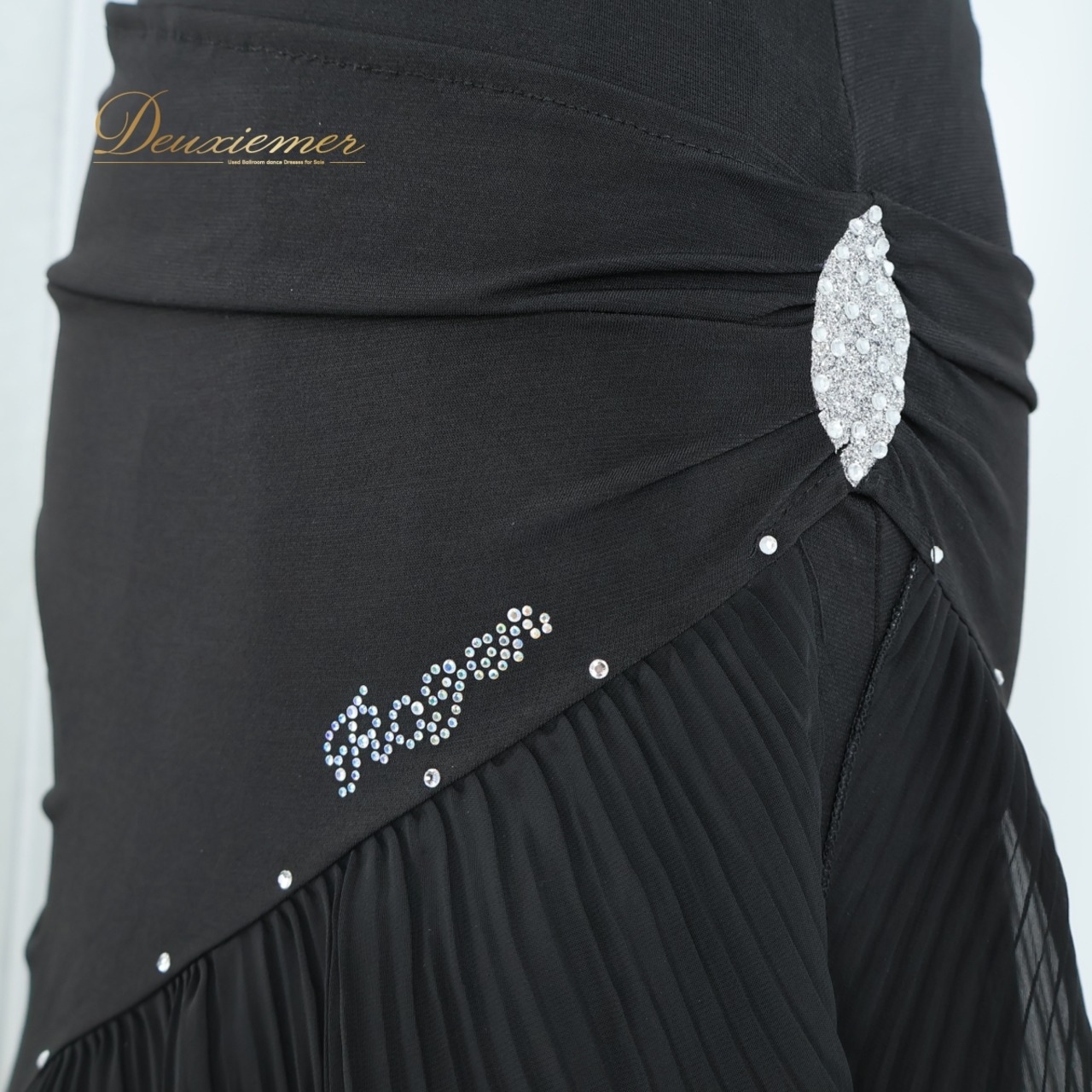 【社交ダンス衣装】ブラック系 Roger スカート 黒 ラインストーン フリル 華やか ふんわり 透け感 上品 かわいい 可愛い ゴム