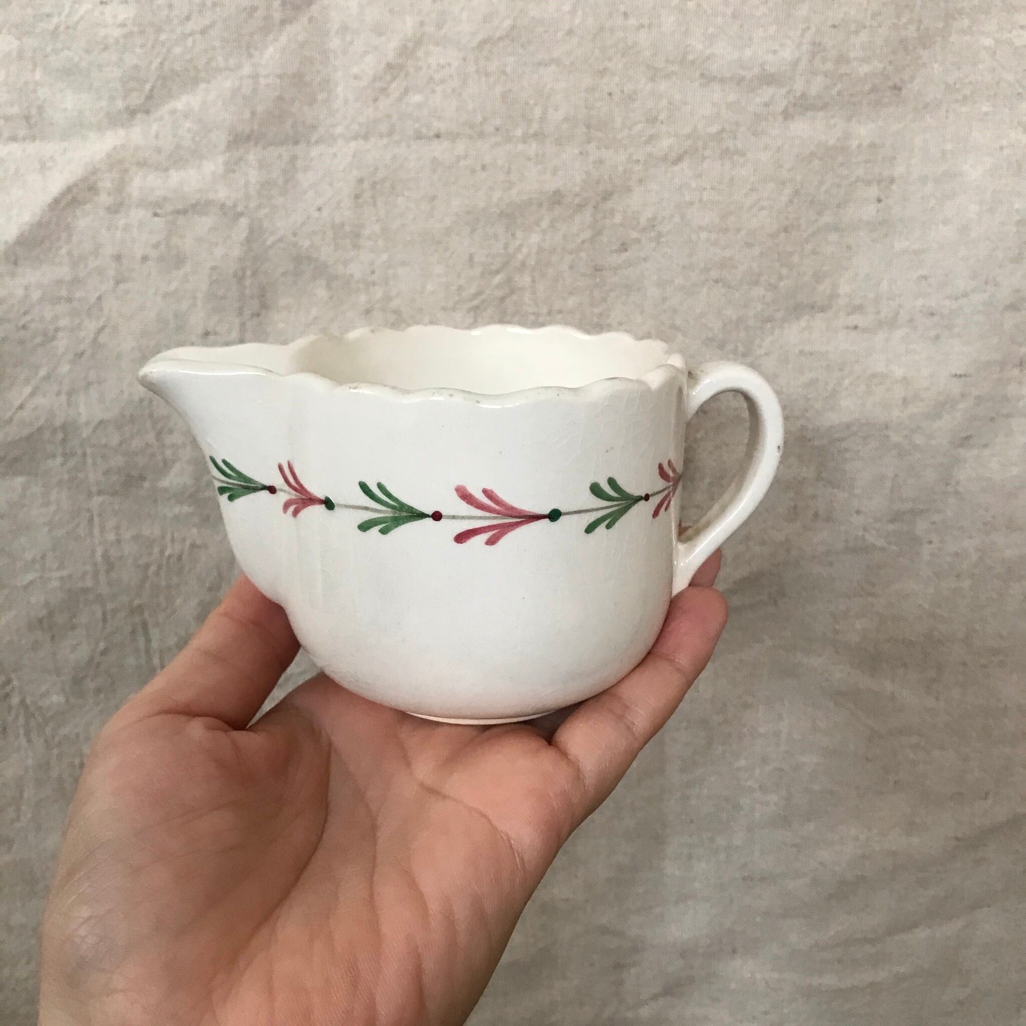 ピンクと緑の模様のピッチャー