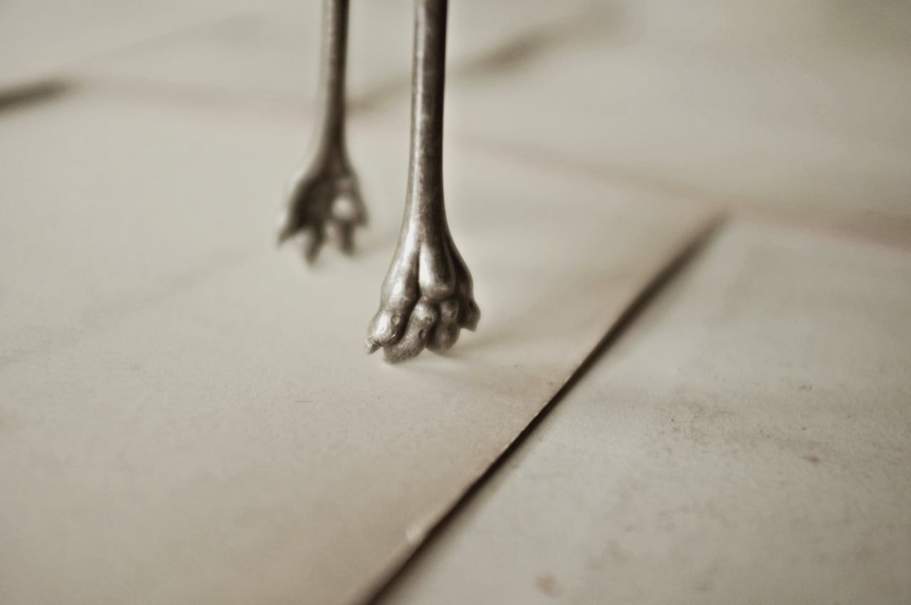 フランスアンティーク 獅子爪とロカイユに咲く野花とシュガートング