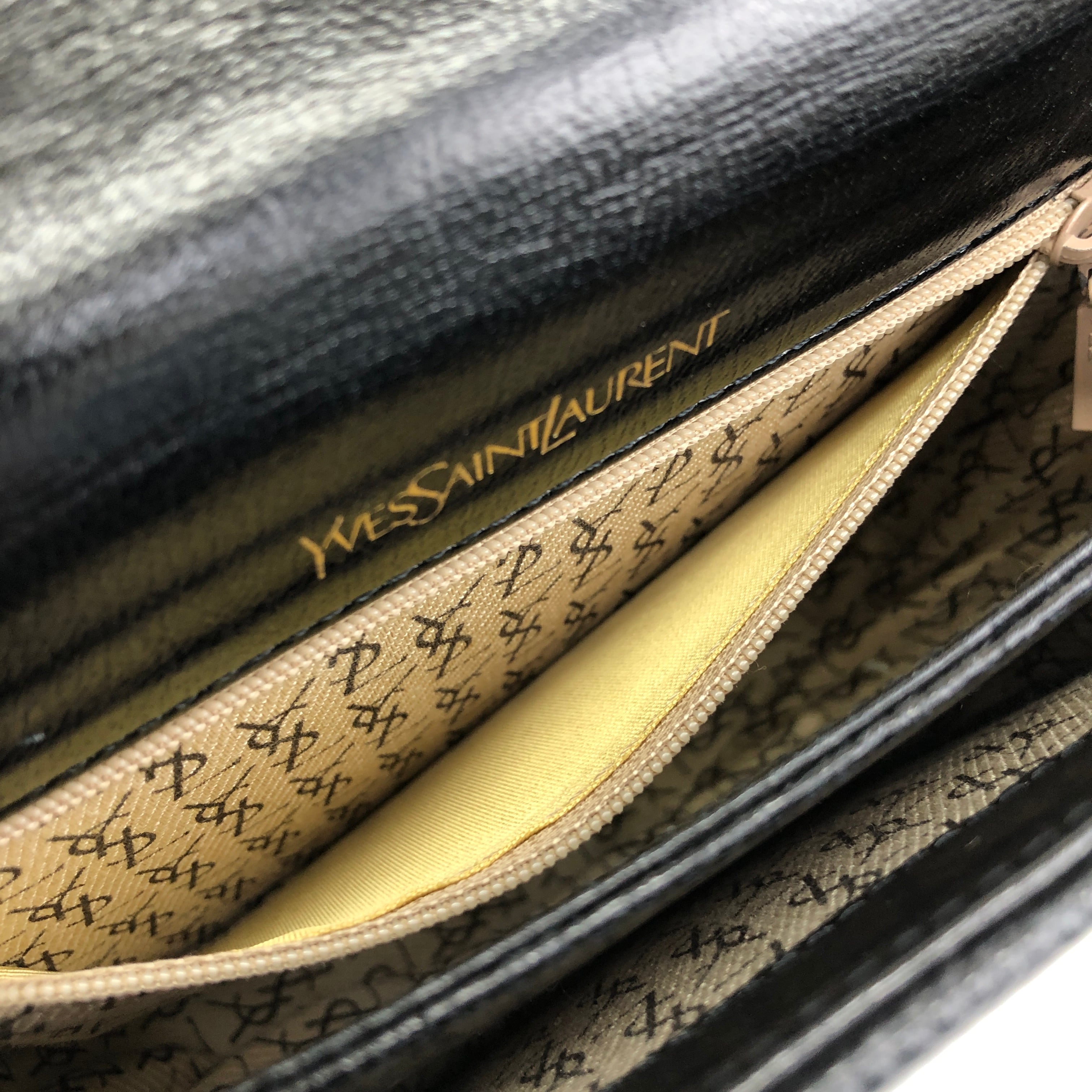 YvesSaintLaurent(イヴサンローラン) ショルダーバッグ - 黒×ゴールド リザード型押し レザー Yves Saint Laurent イヴ・サンローラン ショルダーバッグ ブラック