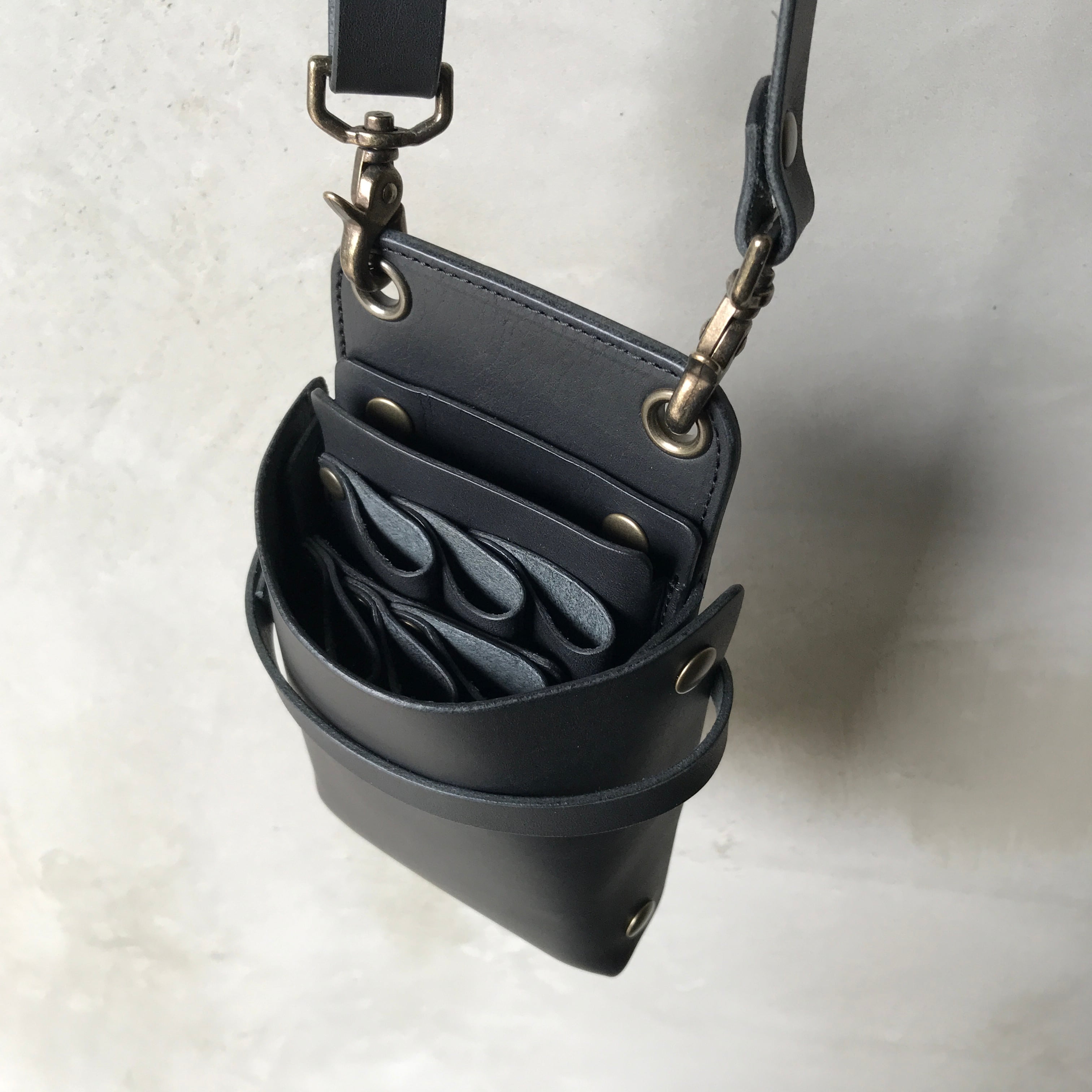 FEDERSシザーケース “CHANGE” MIDDLE 6丁 ヌメ革 ブラック | FEDERS