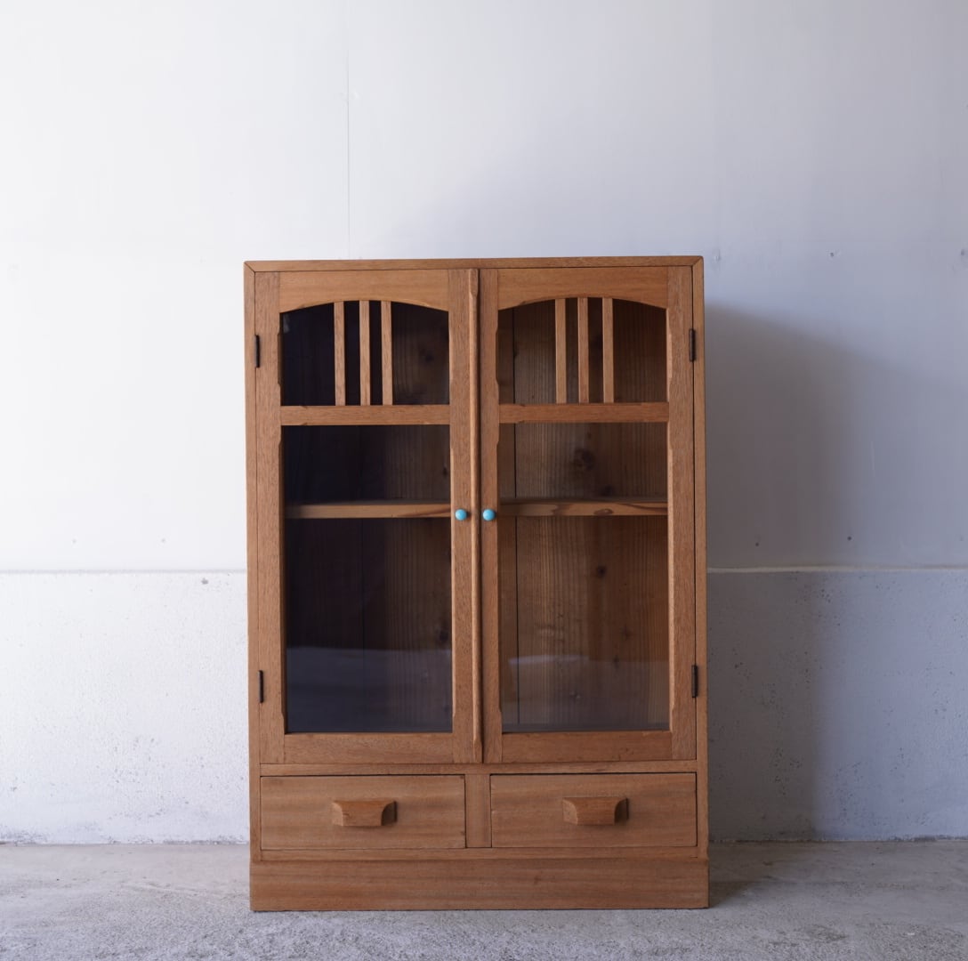 古い開き戸のキャビネット