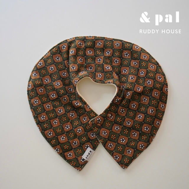 &pal / flower quilted bib / khaki