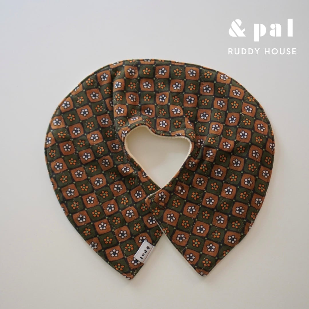 &pal / flower quilted bib / khaki