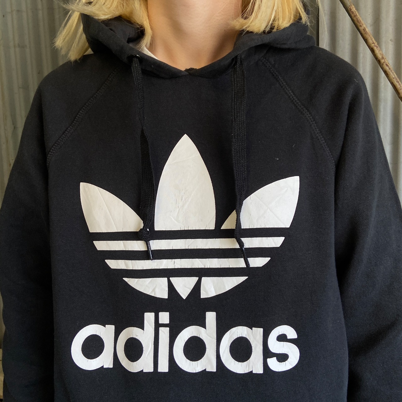 adidas アディダストレフォイルロゴ フロントロゴ プリント スウェット 
