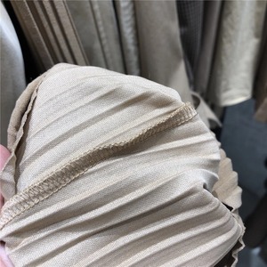 プリーツパンツ