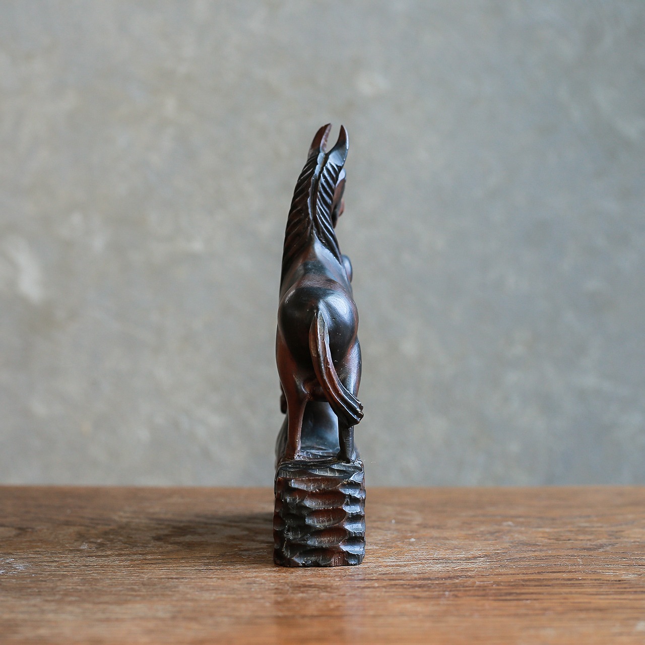 力強く立ち上がる、木製の馬