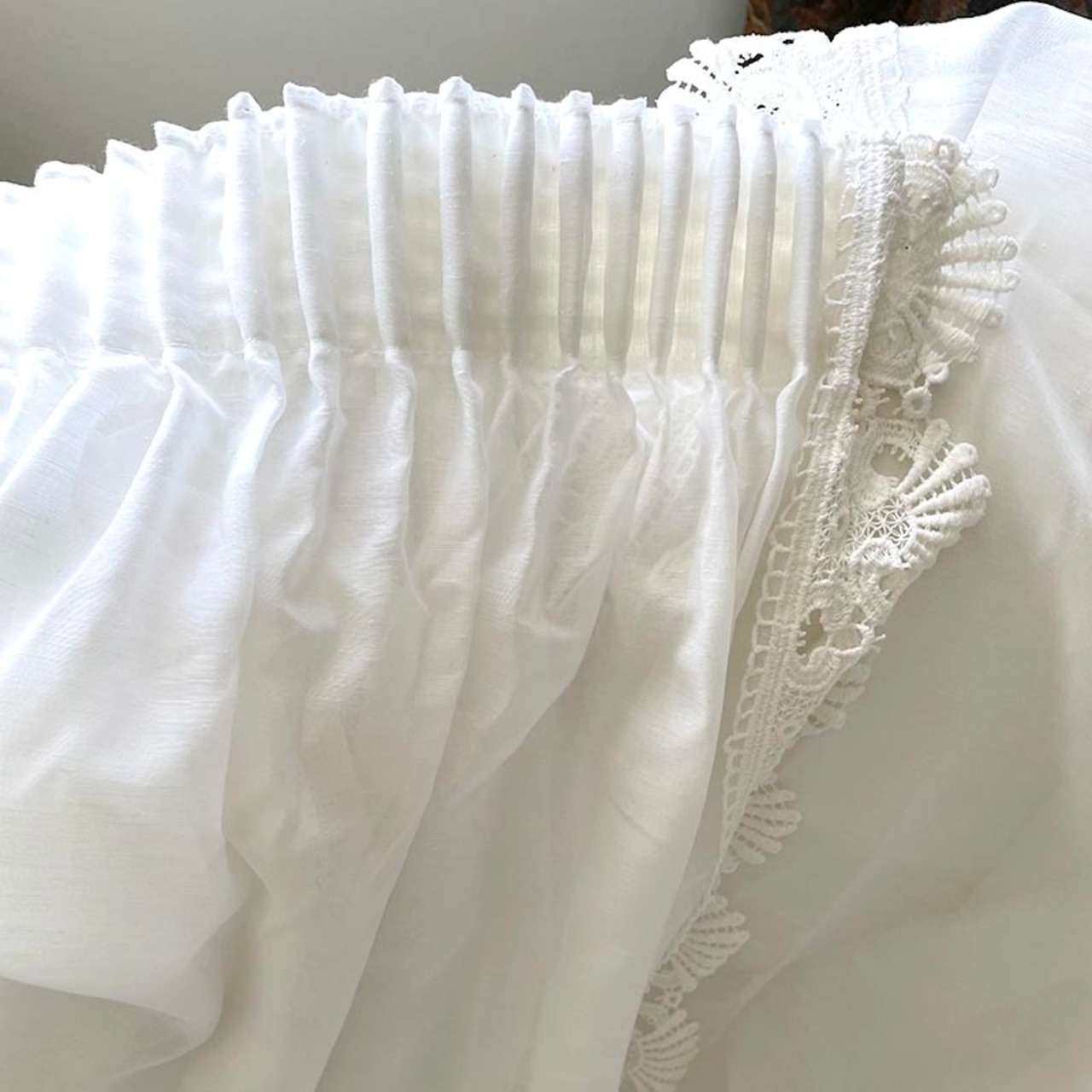 薄手カーテン ナチュラル 花レースの飾り付き（2枚1組） 12CLby12