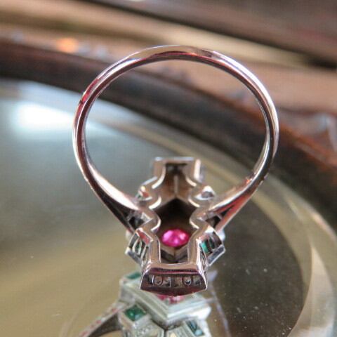 アンティーク　和デコスタイル　サンプラチナに合成ルビーと碧石の彫金リング