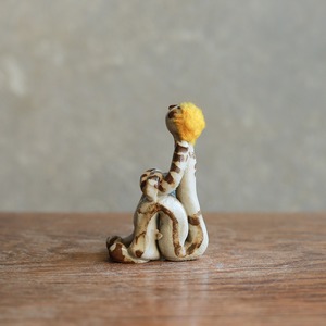 空を見て考え事をする、黄色い頭の少年