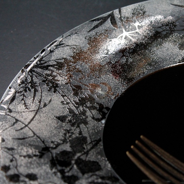 有田焼　ボタニカル黒釉ブラスト9寸プレート　プラチナ叩き