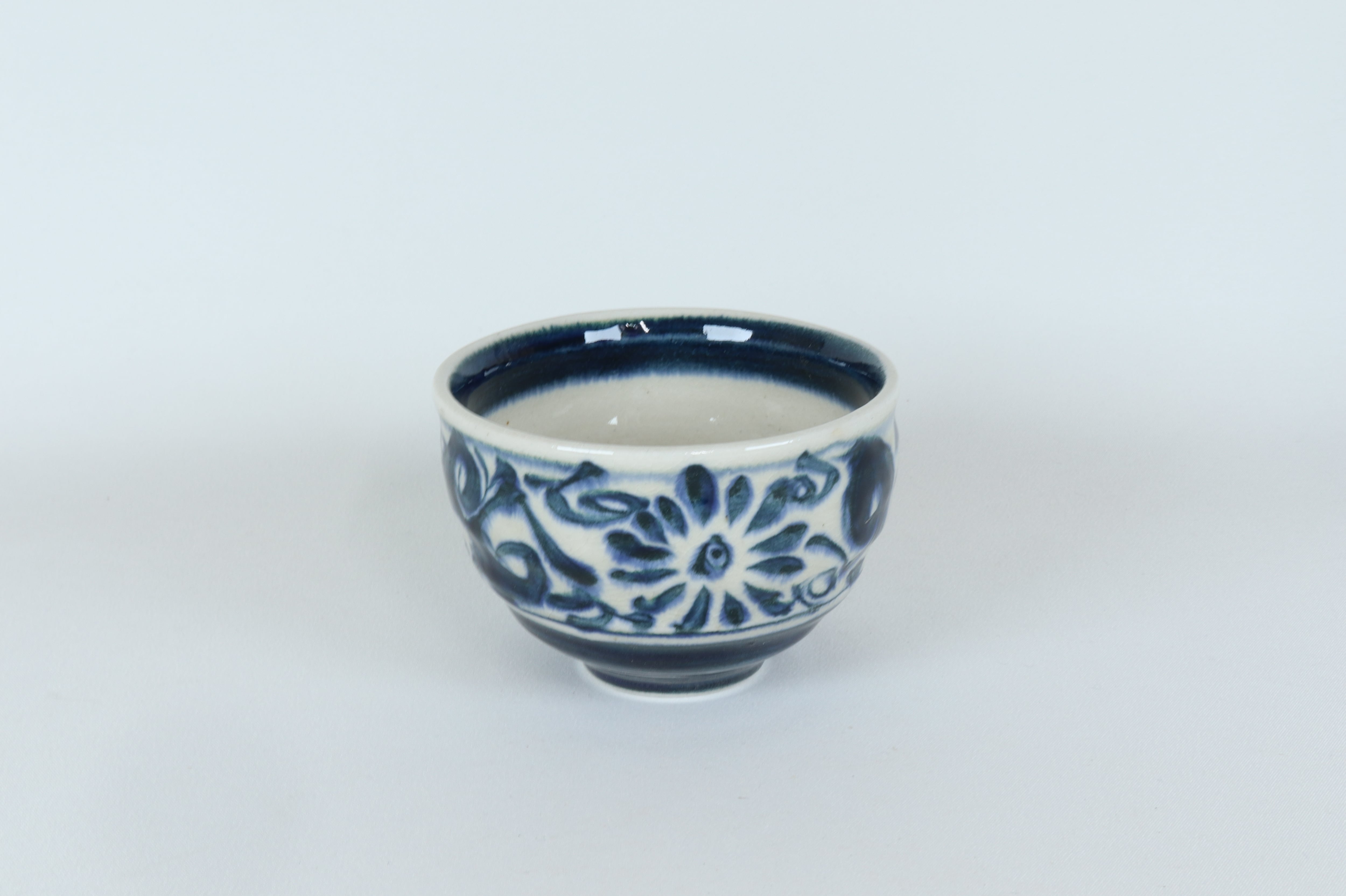 安南 たっぷり碗 染唐草【B級品 特価】