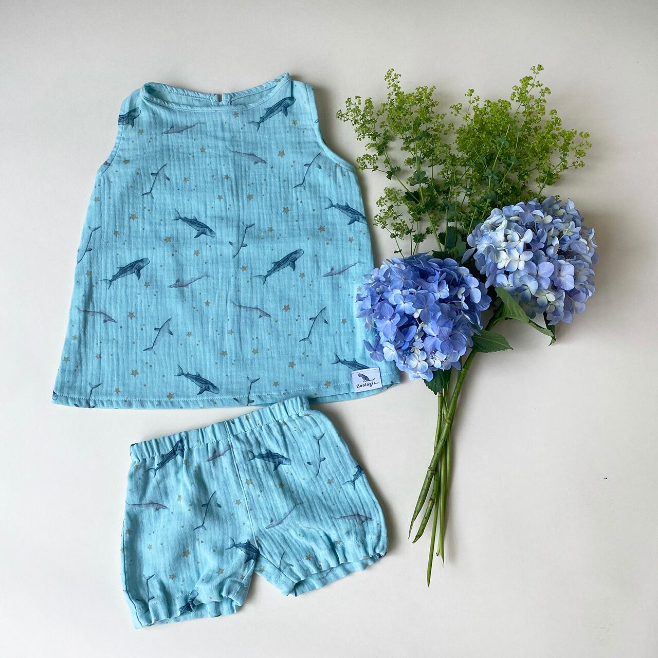 3種のサメが泳ぐオーガニックコットンガーゼのトップス/Organic Muslin Cotton Tops with 3 sharks print