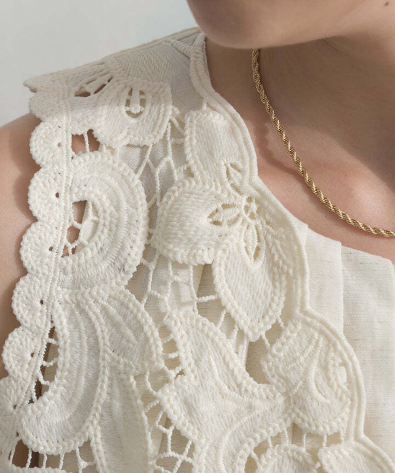 2603035 フラワーレースVネックノースリーブトップス  ivory