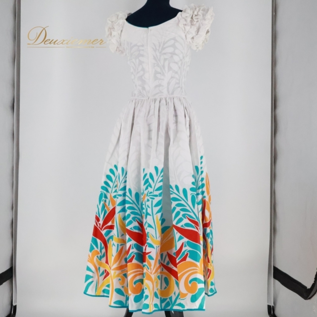 フラダンス 衣装 ワンピース ドレス ホワイト系 メネフネプランテーション ハワイアンプリント 植物柄 ノースリーブ フリル かわいい おしゃれ 華やか 上品 MENEHUNE PLANTETION ブルー系 レッド系 オレンジ系 イエロー系 白 水色 赤 黄 フラダンス衣装 ハワイアンドレス ドレスアップ かわいい衣装 おしゃれ服 リゾートファッション パーティーウェア ストレッチなし フリル袖 植物デザイン カラフル トロピカル オープンバック