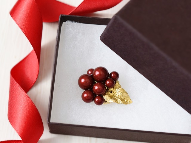 【ブローチ】ボルドーの花／ヴィンテージな真鍮の葉っぱ付（濃い赤・還暦祝いにも）