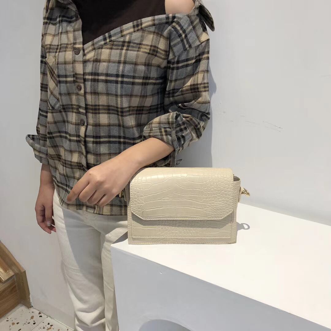 フラップショルダーバッグ