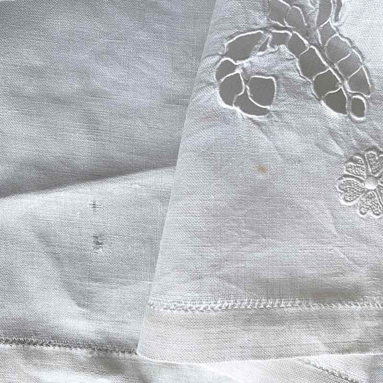 棚飾り用クロス　リネン敷物　刺繍　レースの縁取り　 12clda23